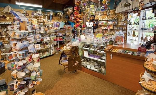 生日礼品店在哪,生日礼品店在哪里,谁能给我点意见,我想在学校附近开个礼品店或者在商场里兑个店卖新奇的礼品能行吗?最主要就是在学校附近开个礼品店怎么样?