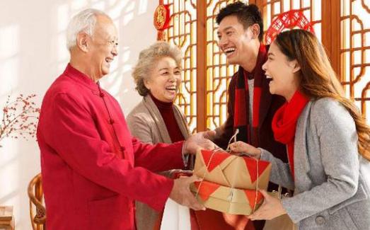 去长辈家买几样礼品,去长辈家买几样礼品合适,长期不拜访的话,给长辈送什么礼物好呢?