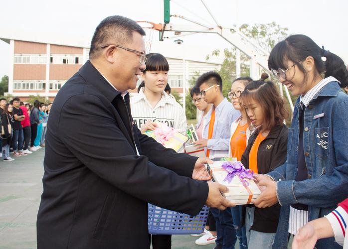 在大学门口送礼品,在大学门口送礼品合适吗,在大学门口送礼品