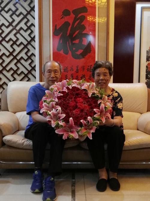 奶奶金婚送什么礼物好,奶奶金婚要送什么花,80岁金婚送什么礼物?