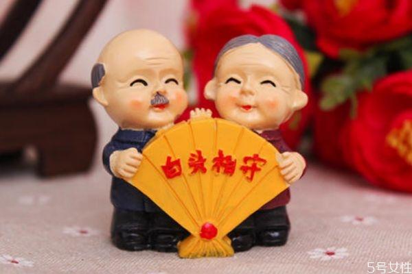 父母瓷婚送什么礼物,父母瓷婚送什么礼物合适,20年结婚纪念日买对戒指刻什么字?