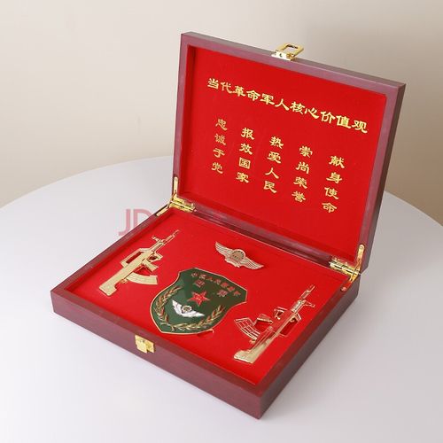 男的当兵需要什么礼物，男的当兵需要什么礼物呢，给兵哥哥寄点什么比较好，举点实物供参考下？