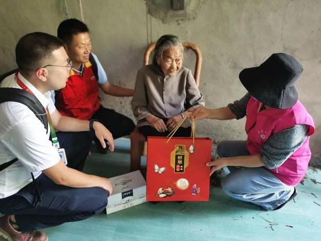 老人家领取礼品高兴，老人家领取礼品高兴怎么说，送70老人什么礼物好？