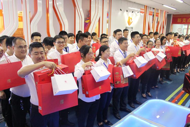 单位给员工发国庆礼品,单位给员工发国庆礼品怎么说,过节给员工发礼品文案?