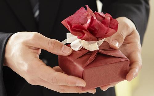 上司小孩送什么礼物,上司孩子过生日发红包合适吗,领导买车送什么礼物?