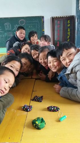 学校玩游戏小礼品,学校玩游戏小礼品怎么做,小学活动课上老师可以带学生玩什么游戏活跃气氛?