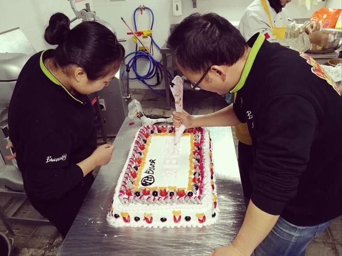 适合送给员工生日礼品,适合送给员工生日礼品有哪些,公司给员工发生日蛋糕起到什么作用?
