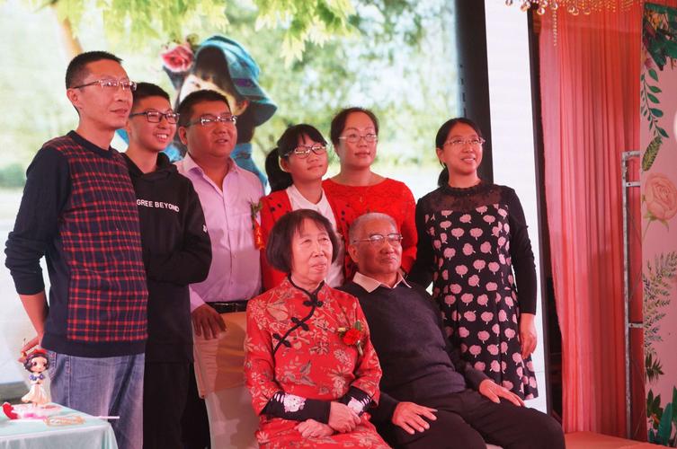 送老奶奶什么礼物好,,孙女成人礼奶奶应该送什么?