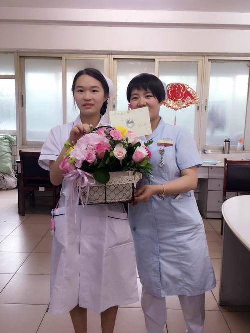 老同学送班主任礼品,,请问实习护士给带教老师买什么礼物好些,有时她请我吃饭,快出科室了说什么话比较好?谢谢?