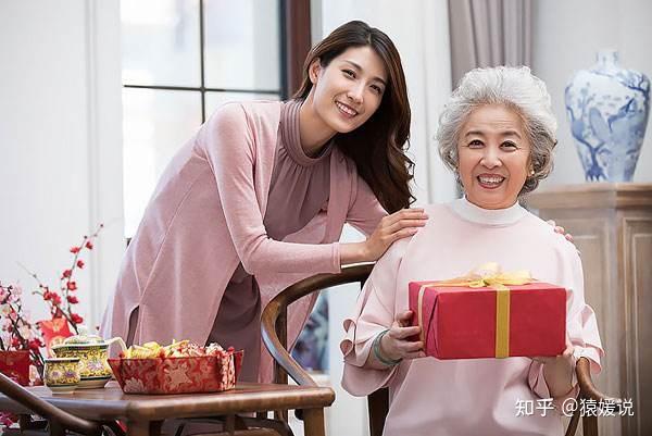 给女友爸妈买什么礼物,给女友爸妈买什么礼物好,请教:第一次陪女朋友回家见丈母娘送点什么好呢?