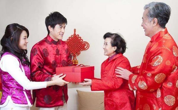 见女友父母带什么礼物,见女友父母带什么礼物好,第一次见女朋友的爸妈,不知道见面应该怎么称呼他们?