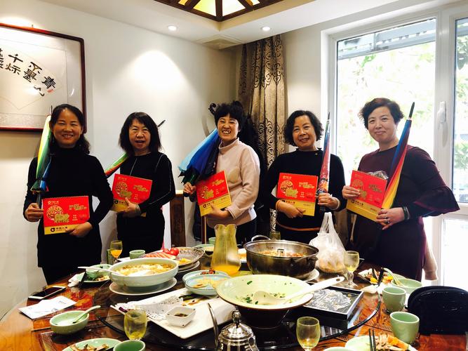 聚会吃饭带什么礼物好,聚会吃饭带什么礼物好呢,第一次和朋友聚餐该带什么礼物?