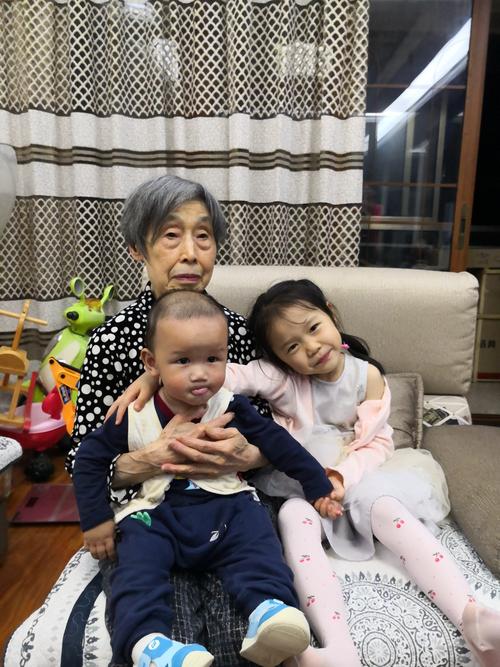 小孩子送什么给外婆生日,儿童节外婆送什么给外孙