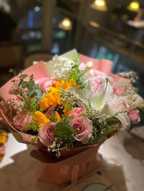 孩子十八岁送什么,孩子十八岁送什么花