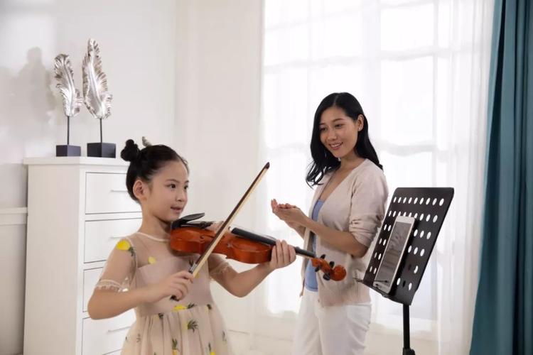 女孩子学小提琴送什么礼物,女孩子学小提琴好还是学钢琴好