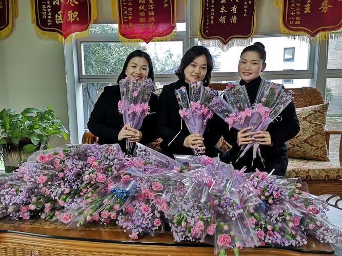 销售公司送女员工什么,公司给女员工送什么花