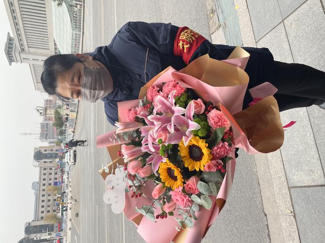 销售公司送女员工什么,公司给女员工送什么花