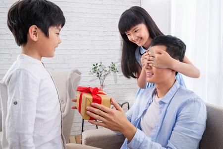 客户小孩送什么礼物好,给客户小孩送礼物怎么说