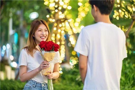 恋爱什么程度送女孩子东西,两个女孩子之间恋爱叫什么