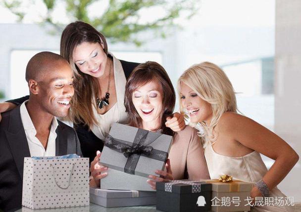 给公司同事送礼物,,送同事礼物一般送什么比较好呢?