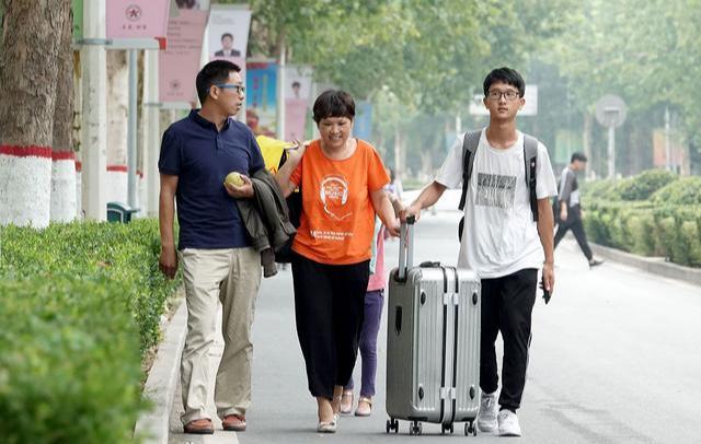 孩子考上大学送多少钱,孩子考大学送多少钱合适?