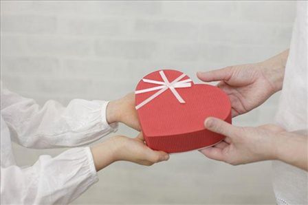 公司给员工父母的礼品,公司给员工父母的礼品怎么入账,华为过年给员工父母有什么礼物?