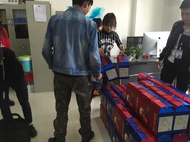 公司给员工发礼品,公司给员工发礼品怎么表达,公司给员工发礼品发什么?