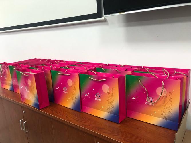 公司给员工发礼品,公司给员工发礼品怎么表达,公司给员工发礼品发什么?