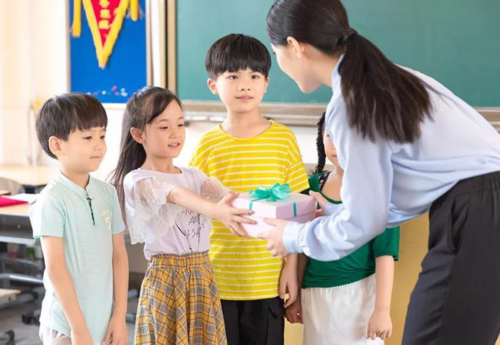 老师带孩子送什么好,老师带孩子送什么好呢
