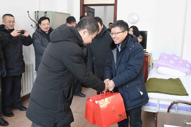 公司收取礼品,,单位收受管理对象节日慰问品合法吗?
