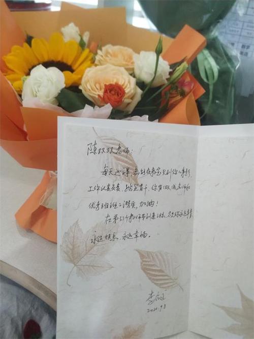 公司送礼贺卡,公司送礼贺卡怎么写,送男领导鲜花的贺卡怎么写?
