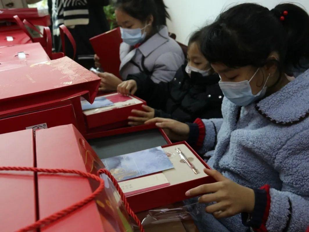 新年礼送公司,,大学给辅导员送礼怎么送?不知道怎么给他,直接拿到办公室吗?
