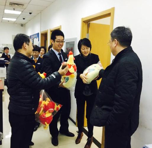 新年礼送公司,,大学给辅导员送礼怎么送?不知道怎么给他,直接拿到办公室吗?