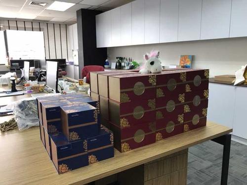 公司赠送中秋礼品,,为什么公司中秋送月饼寄回家?
