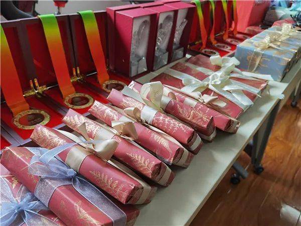 公司礼品80元,,公司在举办一次活动,为了调动员工参与的积极性,想设置一些奖品,求助,奖项的设置方法及奖品?