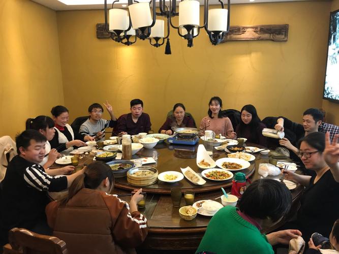 公司聚餐礼品选择,,去领导家吃饭带什么好?