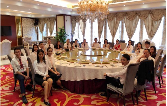 公司聚餐礼品选择,,去领导家吃饭带什么好?