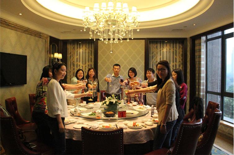 公司聚餐礼品选择,,去领导家吃饭带什么好?