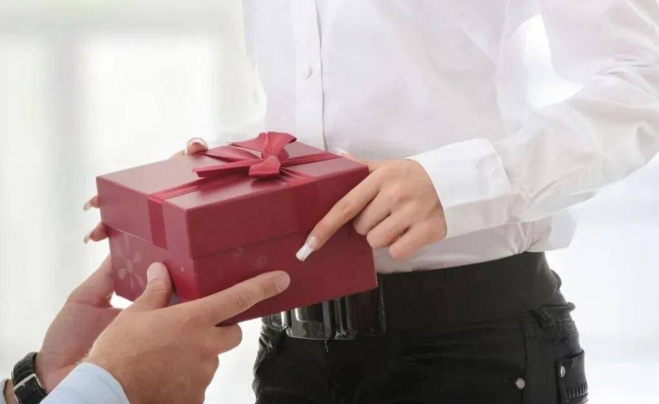 公司给员工邮寄礼品,,领导要给我寄东西怎么回复?