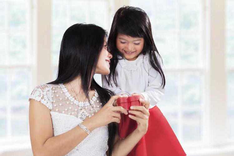 孩子同学妈妈送礼物怎么,孩子同学妈妈送礼物怎么发朋友圈