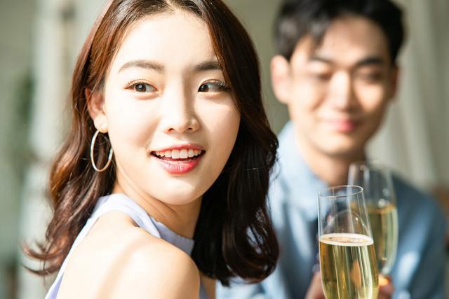 跟女孩子见面送什么好呢,跟女孩子相亲第一次见面
