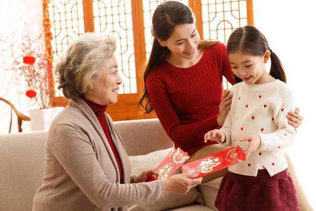 女儿生孩子送什么好呢,女儿生小孩父母送红包多少钱好