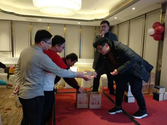品牌公司拜访商场送礼,企业拜访礼品,五一商场创意文案?