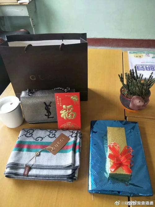 节日公司不送礼品,节日公司不送礼品怎么办,我老公不管什么节日,他从来不问候或者送礼物什什么的,这样是不是他不爱我呢?