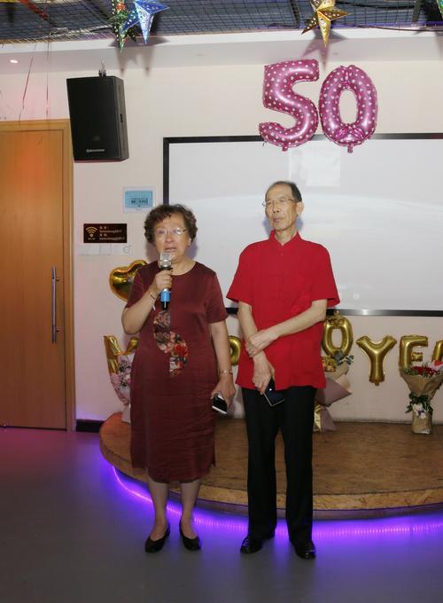 公司年会互赠礼物,年会互赠礼物送什么好,如何庆祝金婚50年?