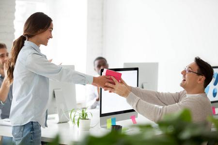 公司同事离职送礼物,,同事离职送礼物的讲究?