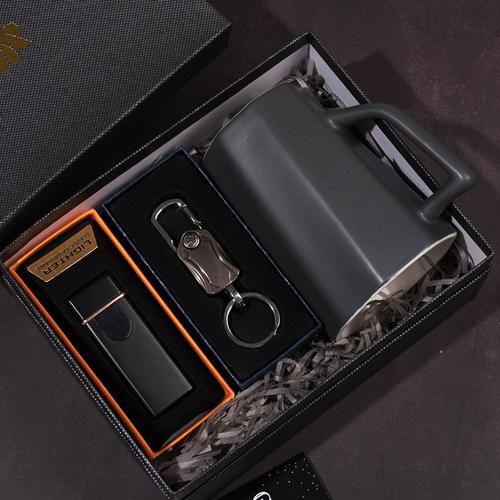 公司的实用生日礼品,,上司送我生日礼物正常吗?
