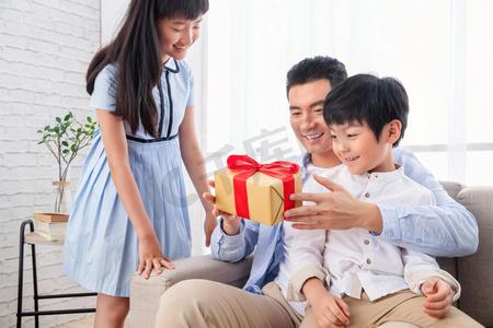 送礼物给孩子送什么最合适,送孩子们礼物