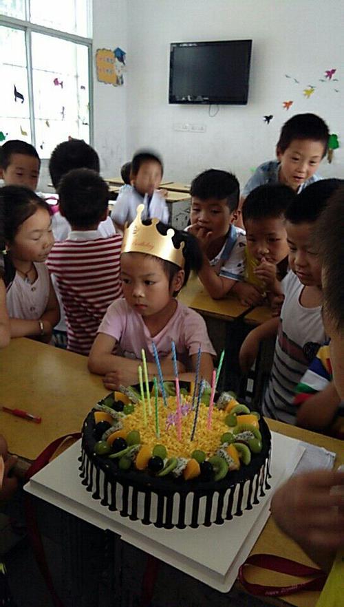 小孩子过生日送书包好吗,小孩子过生日的祝福语