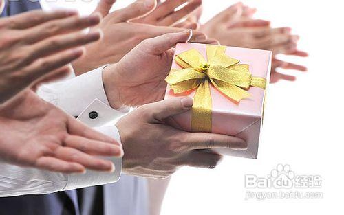 公司过节又发钱又发礼品,,个体老板给员工发过节礼物该不该收?